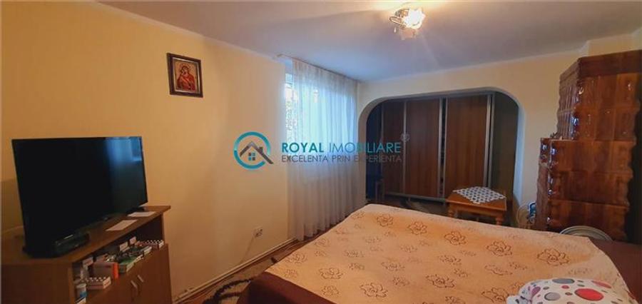 Casă cu 5 camere cu Teren 1800 Mp în Valea Călugărească