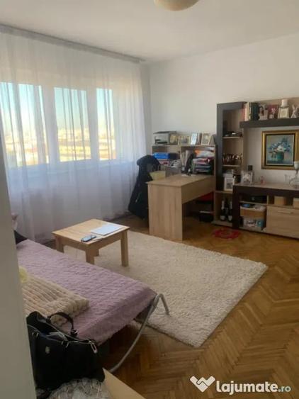 Apartament cu 3 camere semidecomandat, mobilat în Central