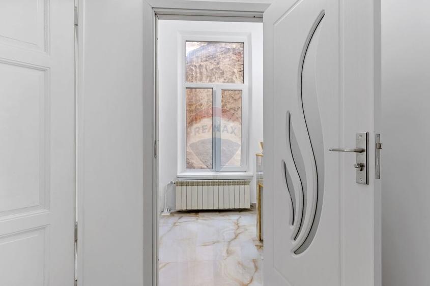 Apartament cu 3 camere semidecomandat în Central