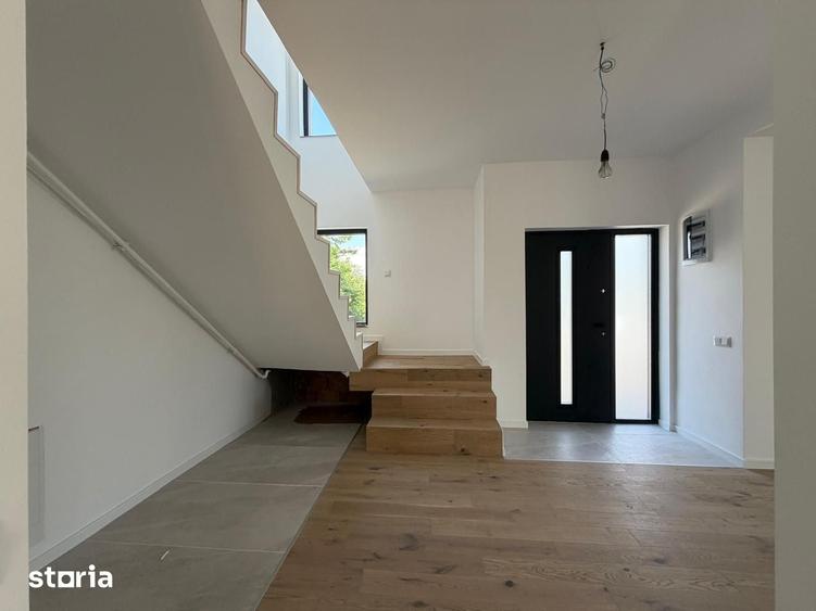 Casă cu 5 camere cu Teren 410 Mp în Corbeanca