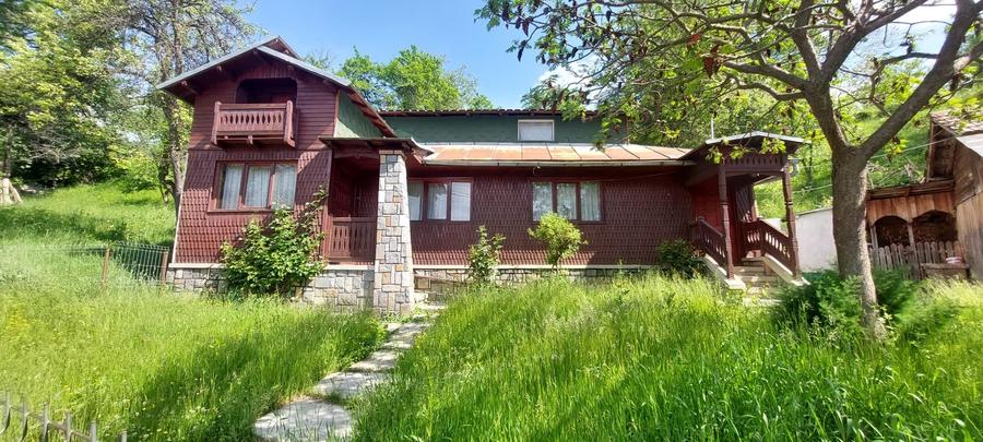 Casă individuală cu 2 camere cu Teren 1745 Mp în Comarnic