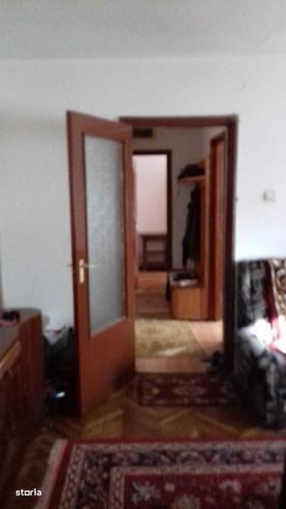 Apartament cu 3 camere semidecomandat în Gojdu