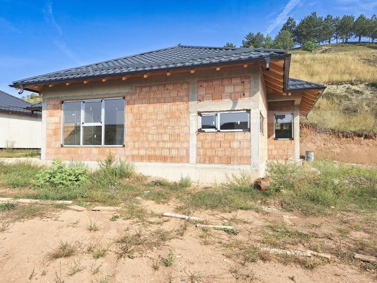 Casă individuală cu 4 camere cu Canalizare în Suceagu