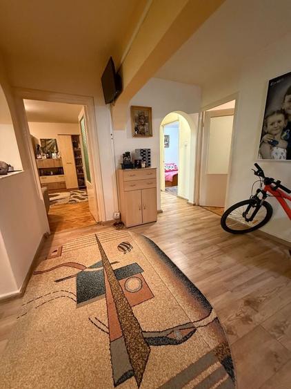 Apartament cu 3 camere decomandat în Micro 16