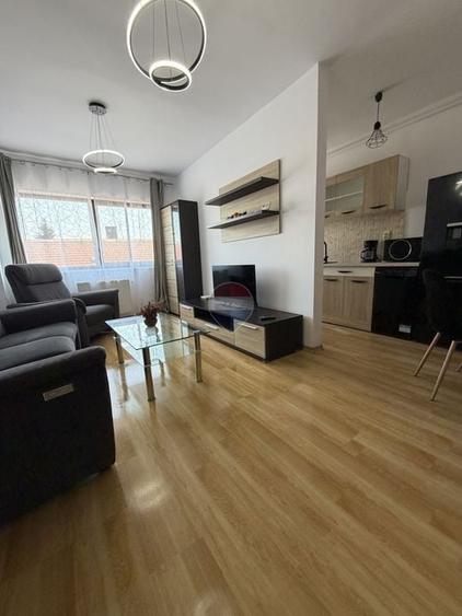Apartament cu 3 camere semidecomandat, mobilat în Semicentral