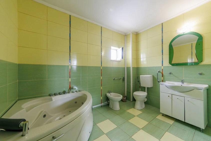 Casă cu 9 camere cu Teren 224 Mp în Găvana