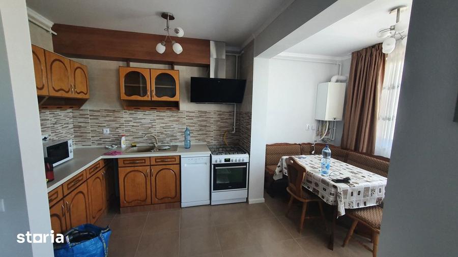 Apartament cu 3 camere semidecomandat, mobilat în Florești