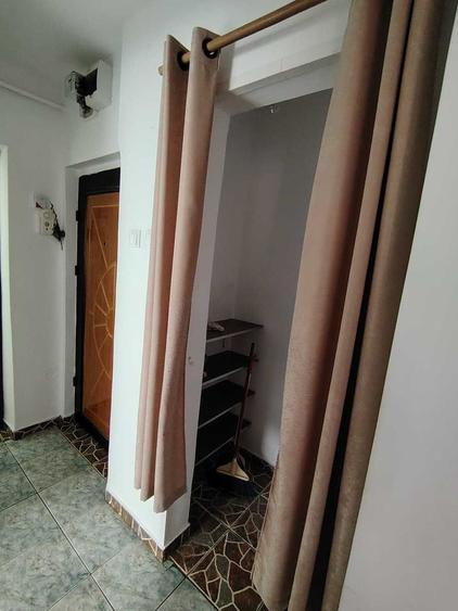 Apartament cu 3 camere semidecomandat, mobilat în Podu Roș