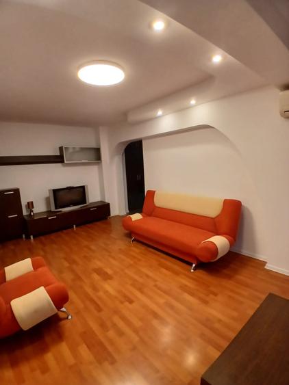 Apartament cu 3 camere semidecomandat, mobilat în Ultracentral