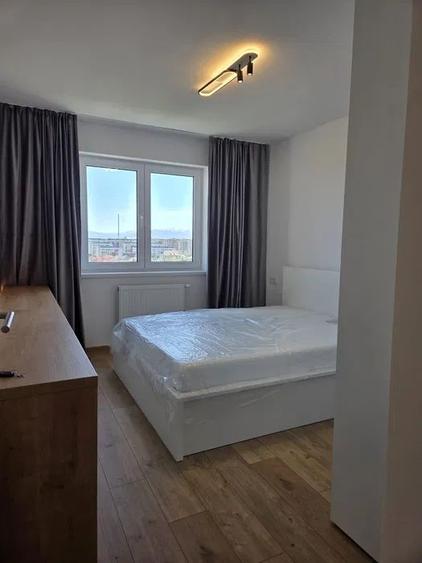 Apartament cu 3 camere, mobilat în Tractorul
