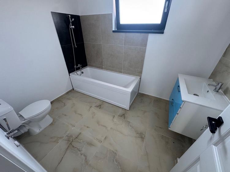 Casă cu 3 camere cu Canalizare în Est