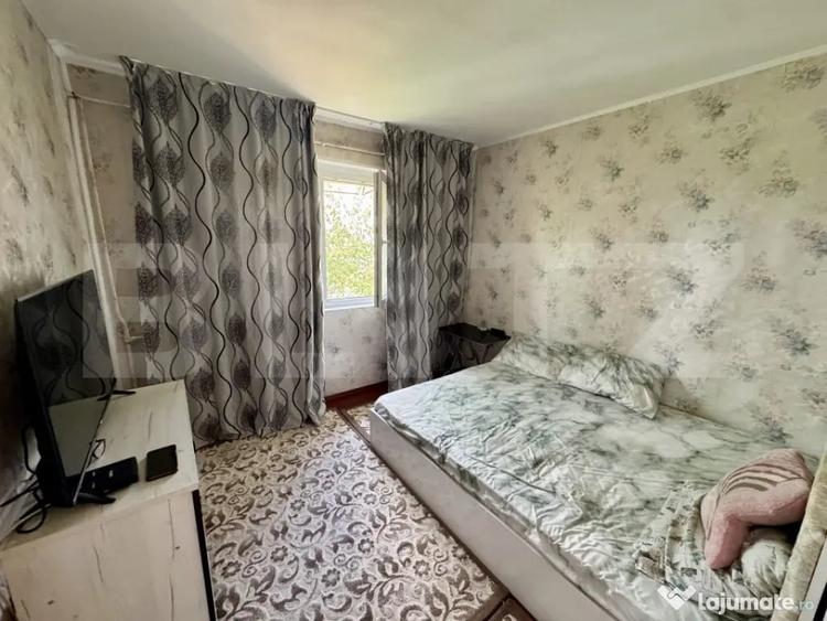 Apartament cu 3 camere semidecomandat, mobilat în Calea București