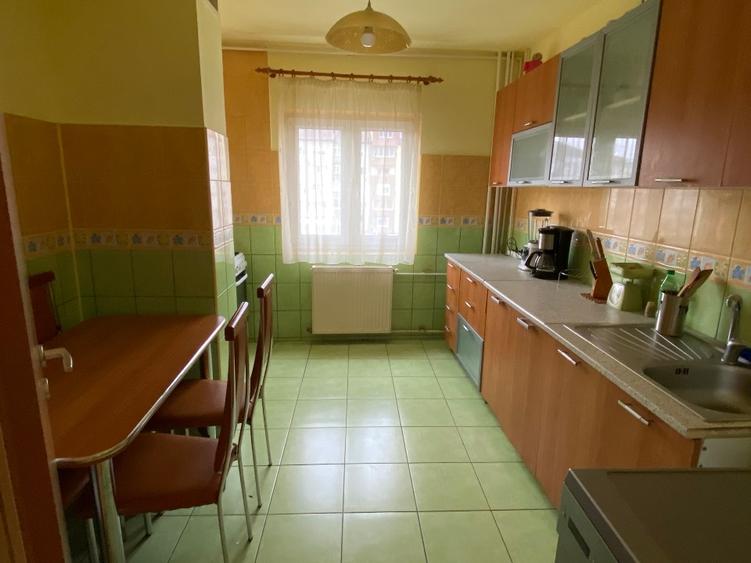 Apartament cu 4 camere decomandat, mobilat în Soarelui
