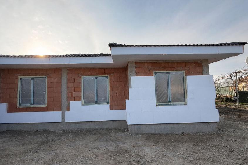 Duplex cu 3 camere cu Canalizare în Albina