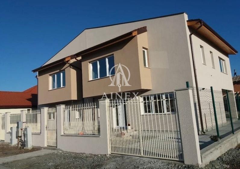 Casă individuală cu 8 camere cu Canalizare în Dumbrăvița