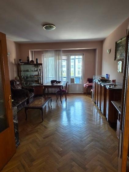 Apartament cu 3 camere decomandat în Nerva Traian