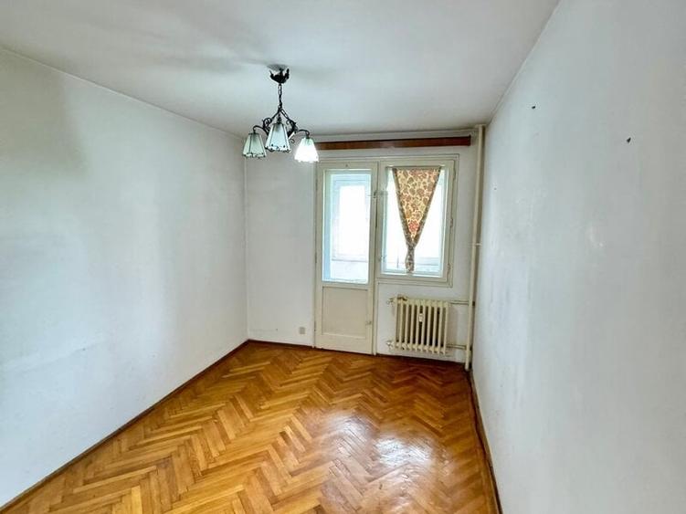 Apartament cu 3 camere semidecomandat în Berceni