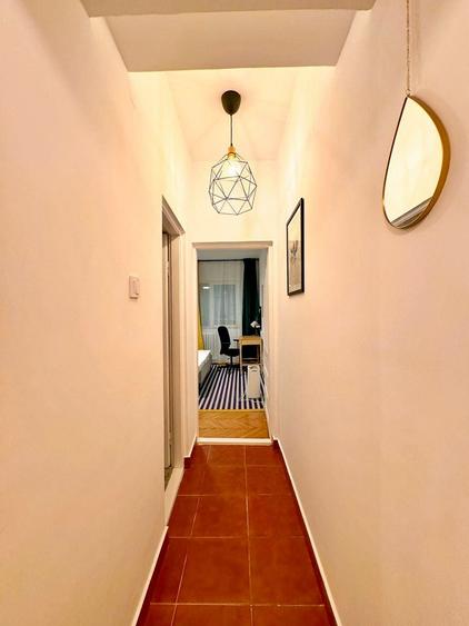 Apartament cu 5 camere decomandat, mobilat în Universitate