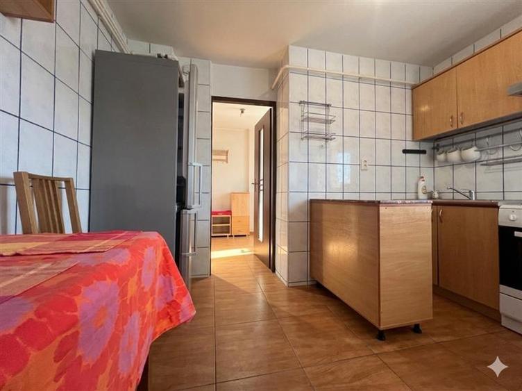 Apartament cu 3 camere decomandat, mobilat în Nicolina