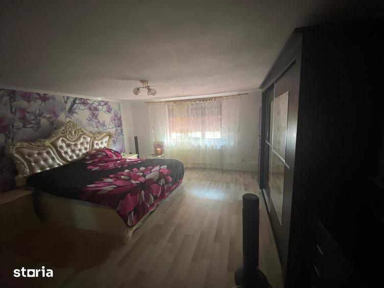 Casă cu 9 camere cu Teren 2892 Mp în Obreja