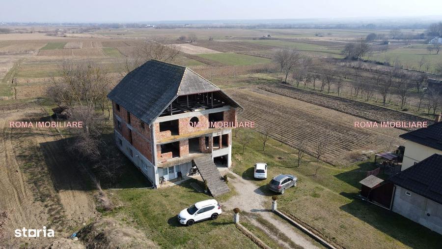 Casă cu 10 camere cu Teren 2300 Mp în Sălsig