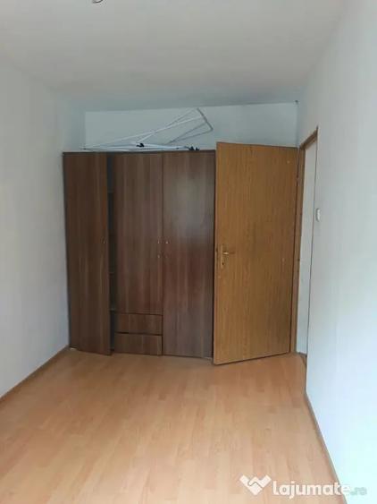 Apartament cu 3 camere semidecomandat în Nord