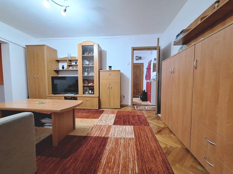 Apartament cu 2 camere semidecomandat, mobilat în Girocului