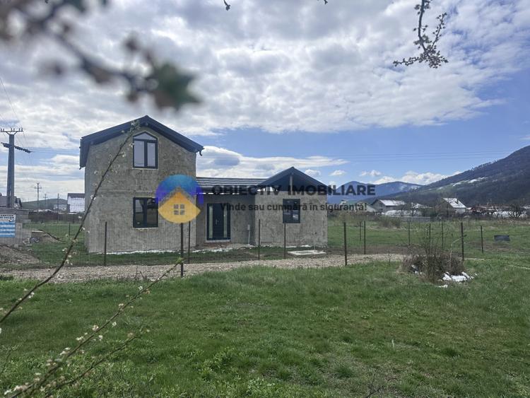 Casă individuală cu 4 camere cu Teren 789 Mp în Vest