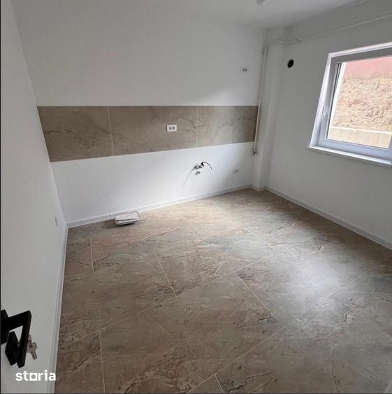 Apartament cu 3 camere semidecomandat în Podu Roș