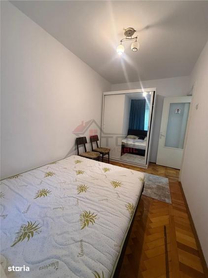 Apartament cu 3 camere semidecomandat în Podu Roș