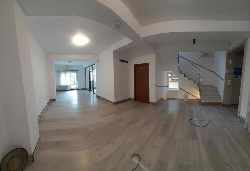Casă individuală cu 12 camere cu Canalizare în P-ța Muncii