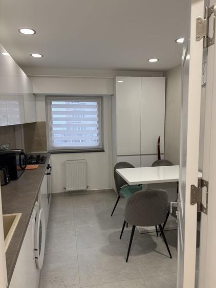 Apartament cu 3 camere decomandat în Central