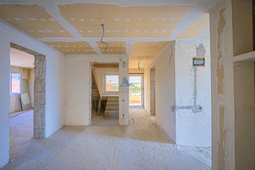 Casă individuală cu 12 camere cu Teren 568 Mp în Cristian