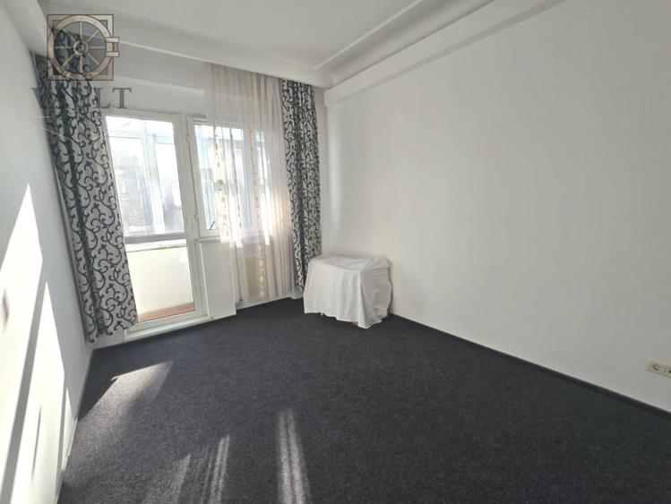 Apartament cu 4 camere semidecomandat, mobilat în P-ța Victoriei