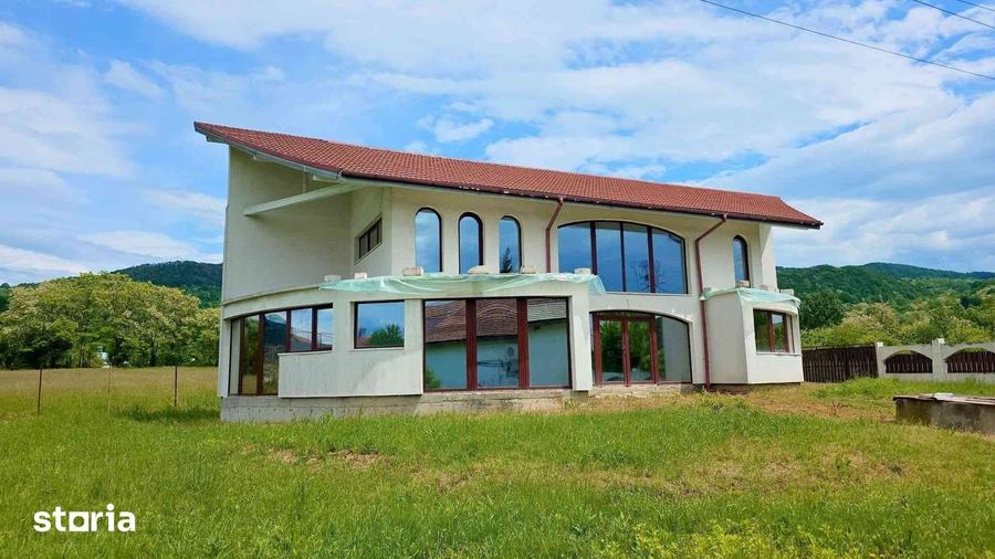 Casă cu 6 camere cu Teren 1601 Mp în Bunești