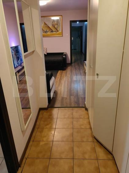 Apartament cu 3 camere semidecomandat, mobilat în Podul de Piatră