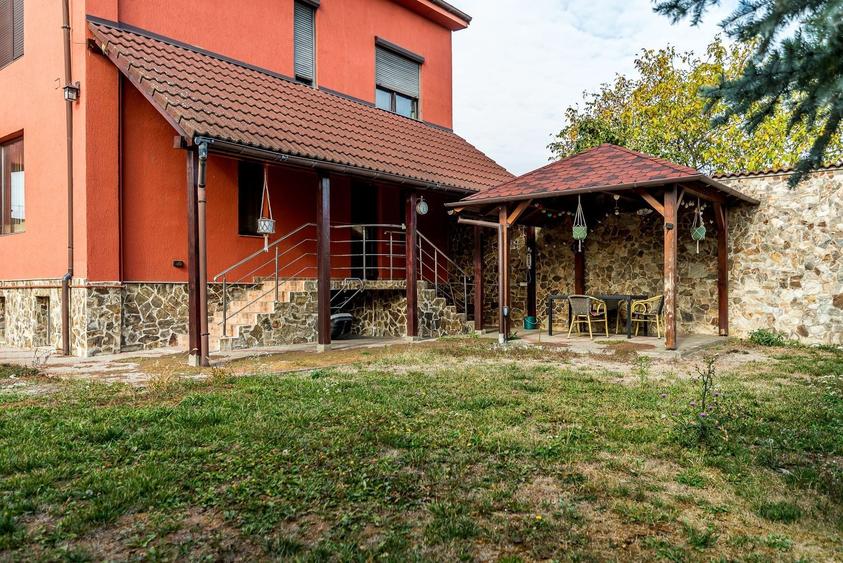 Casă individuală cu 6 camere cu Canalizare în Grădiște