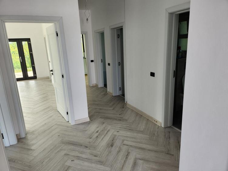 Casă cu 3 camere decomandat în Păulești