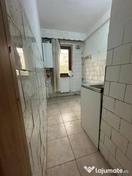 Apartament cu 3 camere semidecomandat în Obor