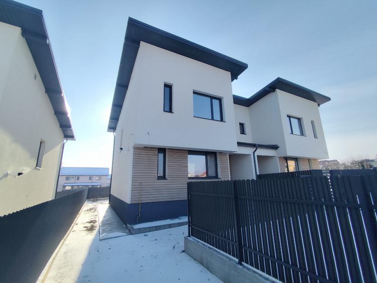 Duplex cu 4 camere cu Canalizare în Popas Păcurari