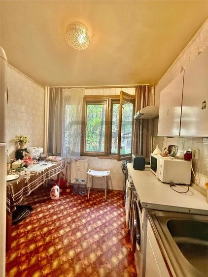Apartament cu 3 camere semidecomandat în Tineretului