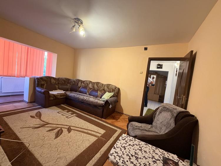 Apartament cu 3 camere semidecomandat, mobilat în Girocului