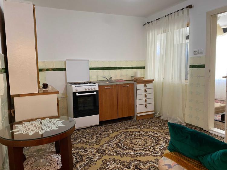 Casă cu 4 camere decomandat în Central