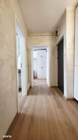 Apartament cu 3 camere semidecomandat în Podu Roș
