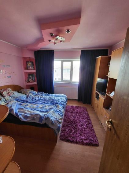 Apartament cu 3 camere decomandat în Sud