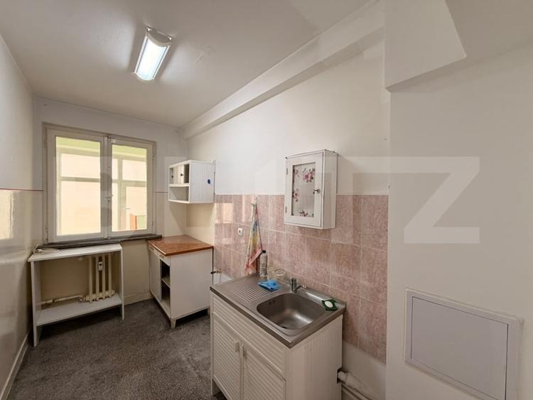 Apartament cu 2 camere semidecomandat, mobilat în Rovine