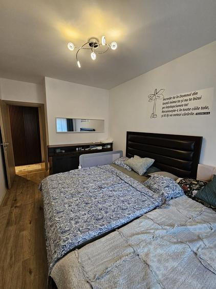 Apartament cu 3 camere semidecomandat, mobilat în Băneasa