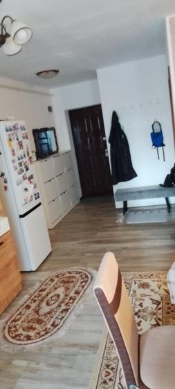 Apartament cu 3 camere semidecomandat în Florești