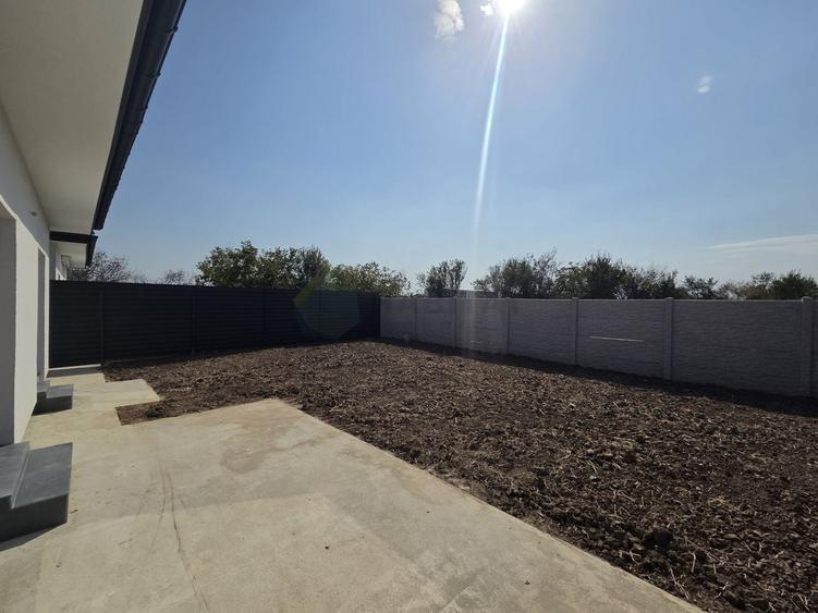 Casă individuală cu 4 camere cu Canalizare în Tunari