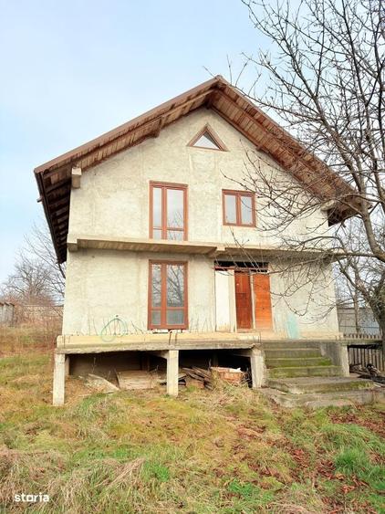 Casă cu 4 camere în Mănăstirea Doamnei